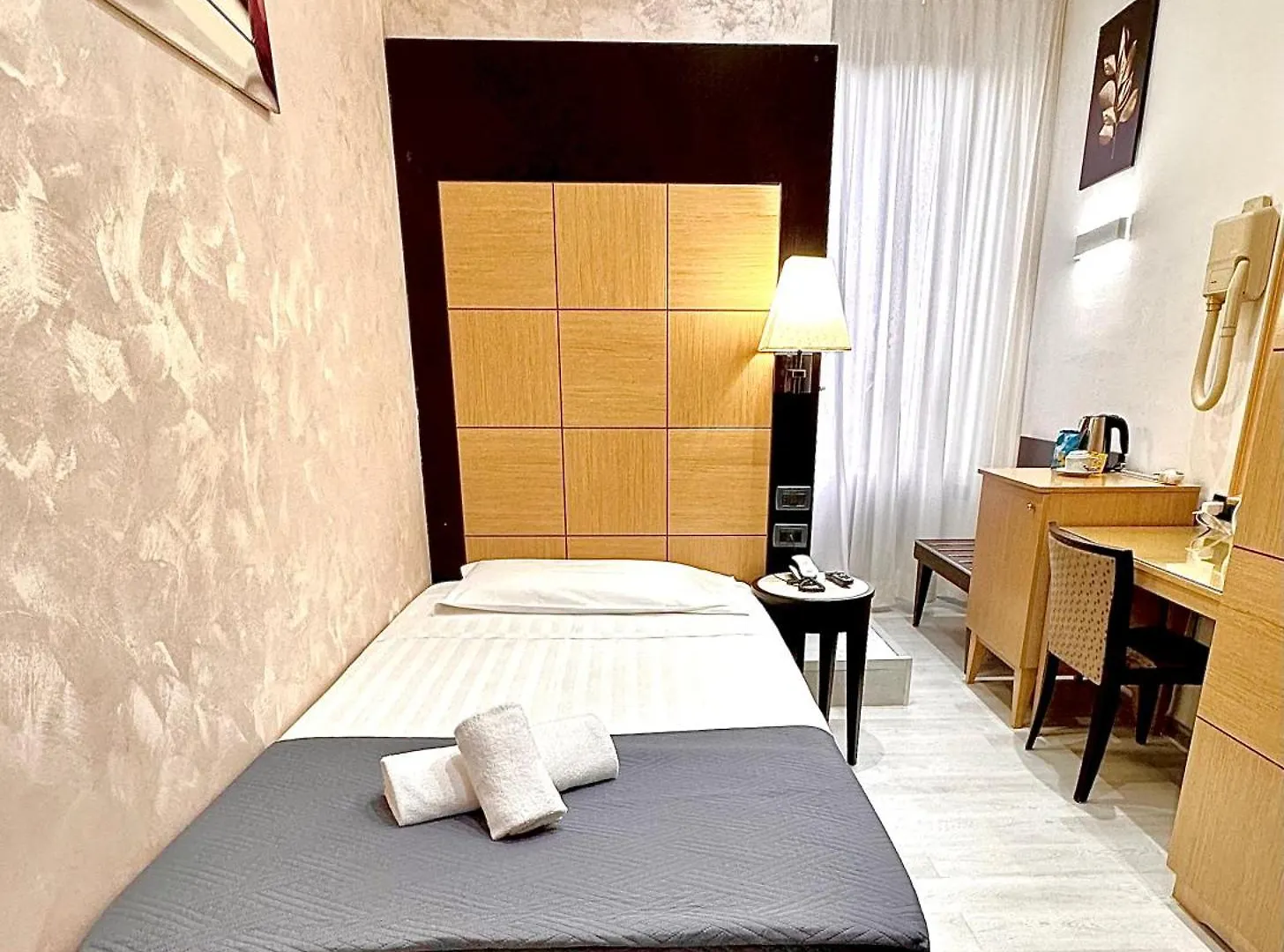 Hotel Fiorella Milano 3*,